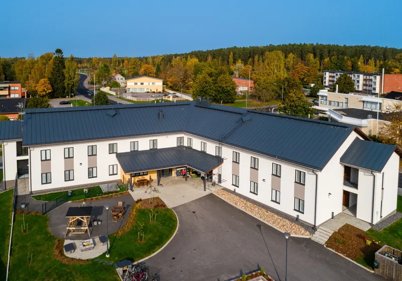 Aurinkolinnan kaksikerroksinen asumisyksikkö Noormarkussa ilmasta kuvattuna, sisäpiha ja pysäköintialue