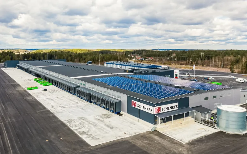 DB Schenkerin Turun alueterminaali Liedossa ilmasta kuvattuna, lastauslaiturit ja aurinkopaneelikatto