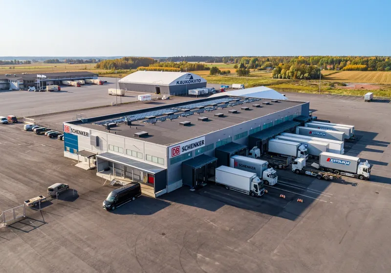 DB Schenkerin logistiikkakeskus Porissa ilmasta kuvattuna, rekat lastauslaitureilla