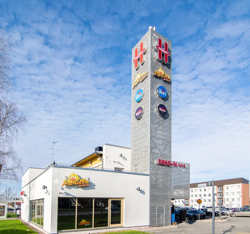 Hesburgerin ja Parillan rakennus Porin Kuninkaanhaassa, vieressä korkea mainostorni