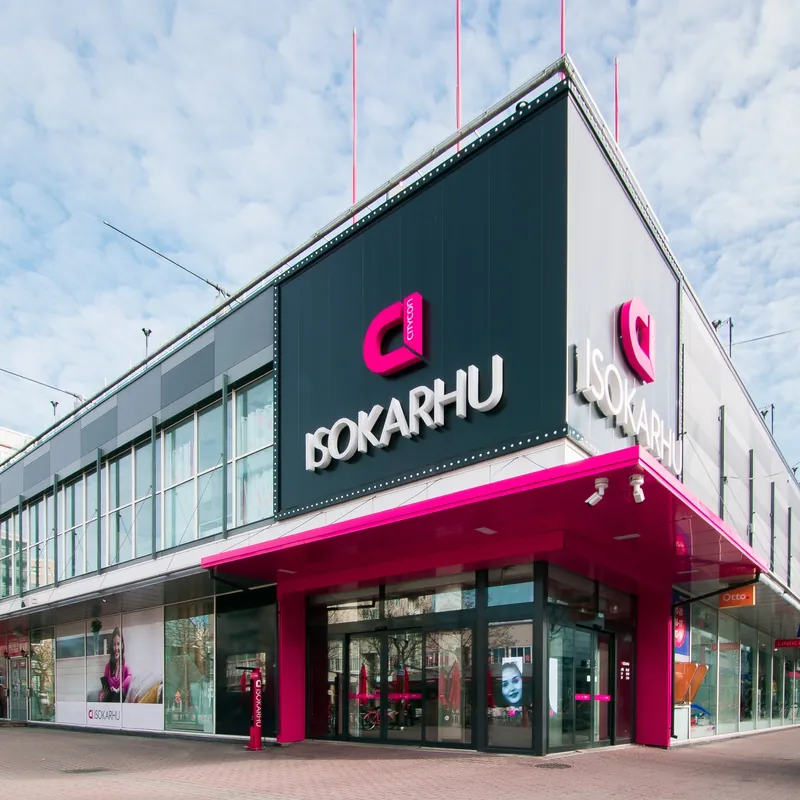 Kauppakeskus Isokarhun kulmasisäänkäynti Porissa, tumma julkisivu ja magenta katos