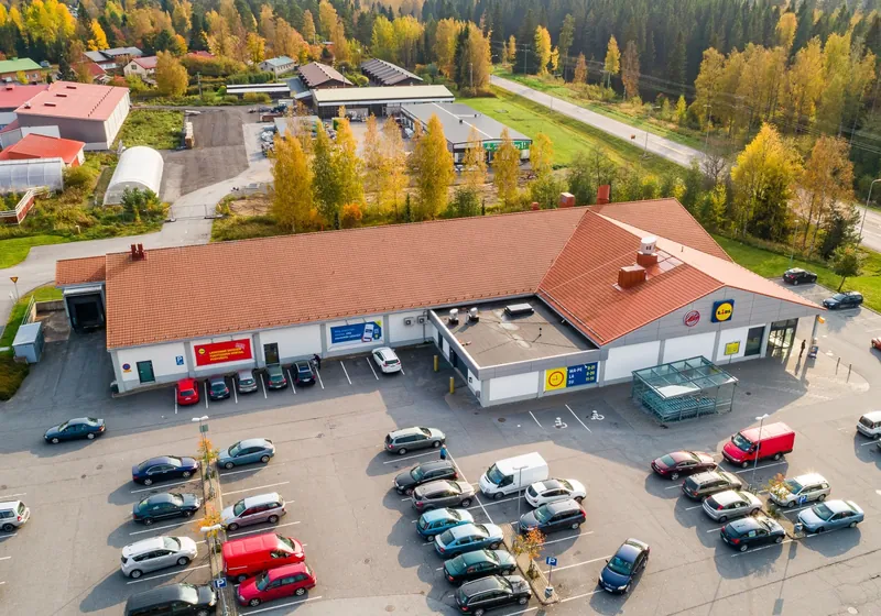 Lidl Kankaanpään punakattoinen myymälä ja täysi pysäköintialue ilmasta kuvattuna