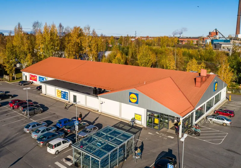Lidlin myymälä Porin Paanakedonkadulla ilmasta kuvattuna, punainen katto ja pysäköintialue