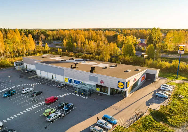 Lidl Ulvilan tasakattoinen myymälä ja pysäköintialue ilmasta kuvattuna