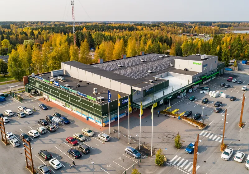 S-Market Kankaanpää ja sen pysäköintialue ilmasta kuvattuna syksyllä