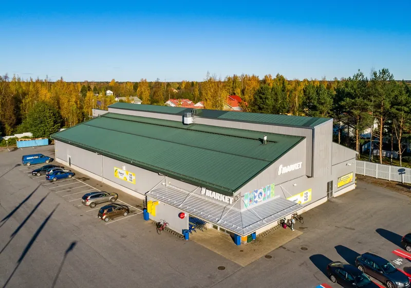 S-Market Lukkarinsanta Porissa, vihreäkattoinen myymälärakennus ja pysäköintialue ilmasta