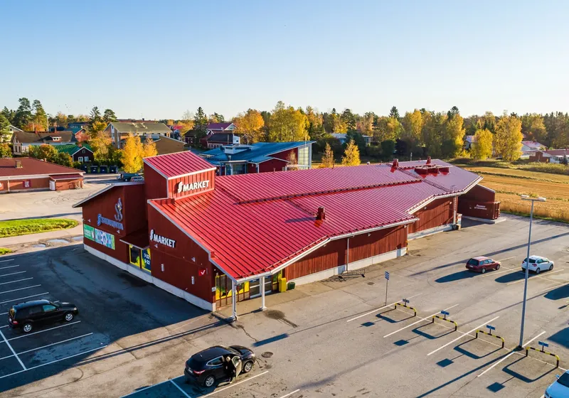S-Market Luvian punainen myymälärakennus ja pysäköintialue ilmasta kuvattuna